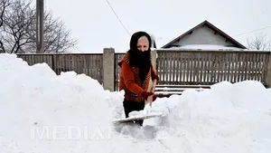 Sfaturile IGSU pentru cetăţeni: Să aibă pregătite unelte pentru degajarea zăpezii şi rezerve de alimente şi apă