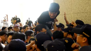 Scandalul conturilor blocate din China: protestatarii vor primi bani de la stat