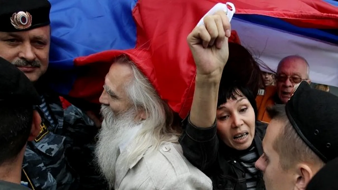Două mii de manifestanţi au sfidat autorităţile şi au participat la un concert în Moscova