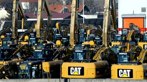 Caterpillar renunţă la 20.000 de angajaţi