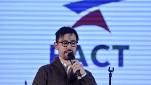 Lansarea unui nou partid - PACT: ''Generaţia Tianu'', îmbiată cu balsam de buze cu aromă de ''Vanilie Civică'' şi 