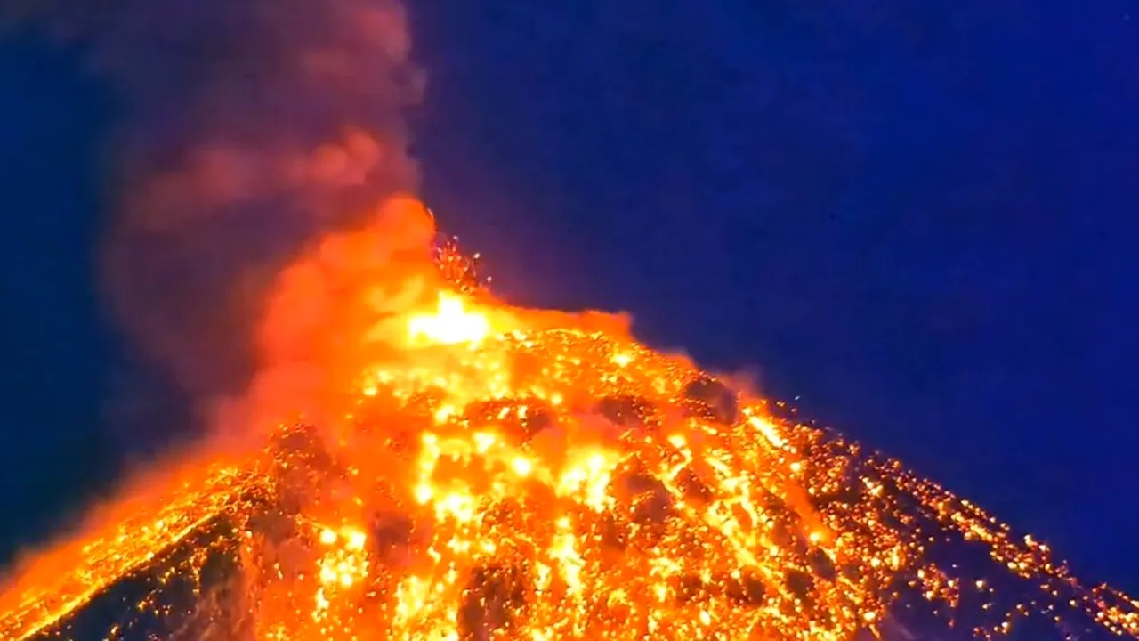 Alertă maximă după erupția vulcanului Fuego. Locuitorii sunt evacuați în grabă