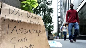 Manifestaţie de susţinere a lui Julian Assange în faţa Consulatului britanic din New York