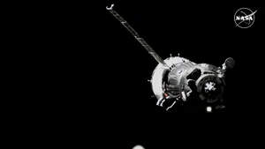 O navă spaţială a adus pe Pământ doi cosmonauţi ruşi şi un astronaut NASA