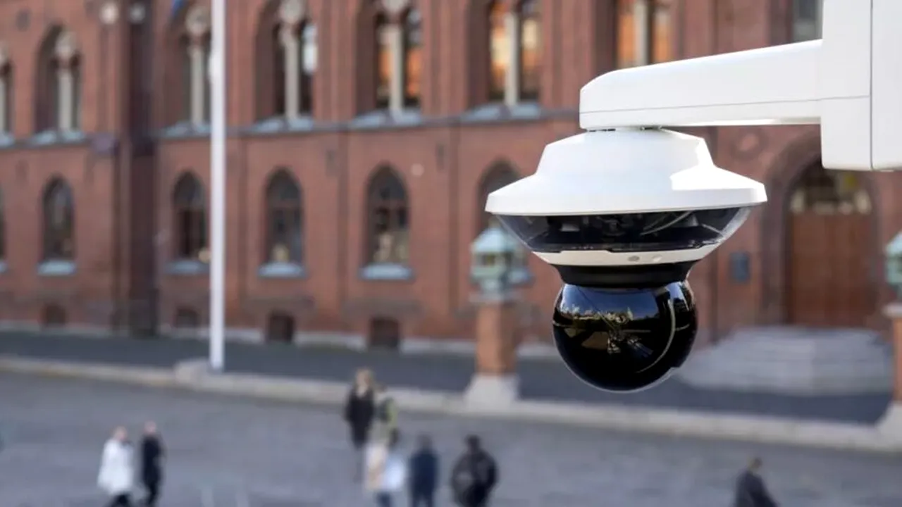 Axis Communications lansează două camere multidirecționale cu vedere 360° și integrare PTZ
