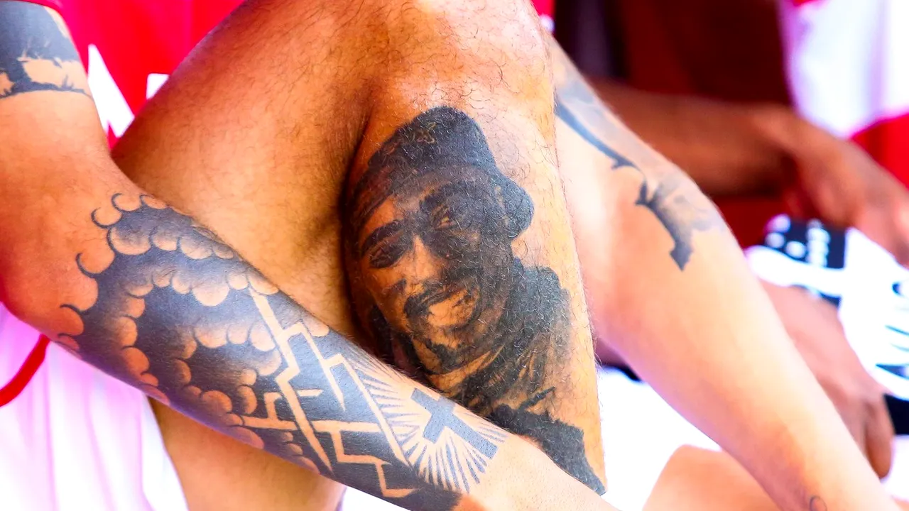 Tupac Shakur a cerut ajutor de şomaj în Kentucky. Guvernatorul statului american i-a cerut scuze după ce a realizat că nu e o glumă | VIDEO