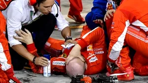 Incident grav în Marele Premiu al Bahreinului. Verdictul medicilor în cazul mecanicului accidentat de Kimi Raikkonen. VIDEO cu momentul îngrozitor de la boxele Ferrari