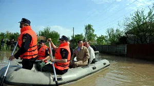 Ponta şi Dragnea au inspectat, cu barca, mai multe zone inundate din Teleorman. Sătenii din Beiu i-au reclamat premierului că nu au fost anunţaţi de viitură