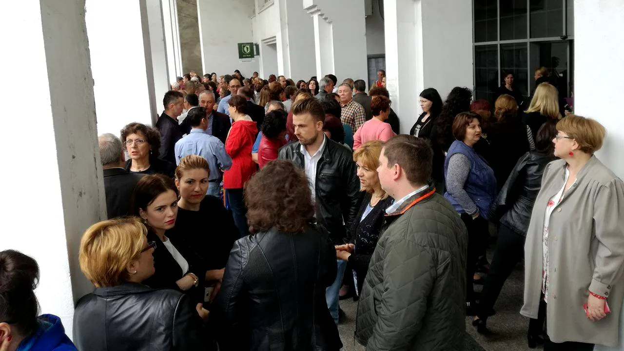 PROTESTELE angajaţilor de la Finanţe continuă în ţară: Aproape 15.000 de oameni îşi exprimă nemulţumirea privind legea salarizării/ Sindicalist: Unii aşteaptă întâlnirea de mâine pe care o avem cu ministrul Finanţelor şi pe cea cu premierul