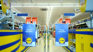 FOTO | Lidl, în centrul unui mare scandal din motive religioase. Compania a dat jos crucile de pe ambalajele iaurturilor greceşti