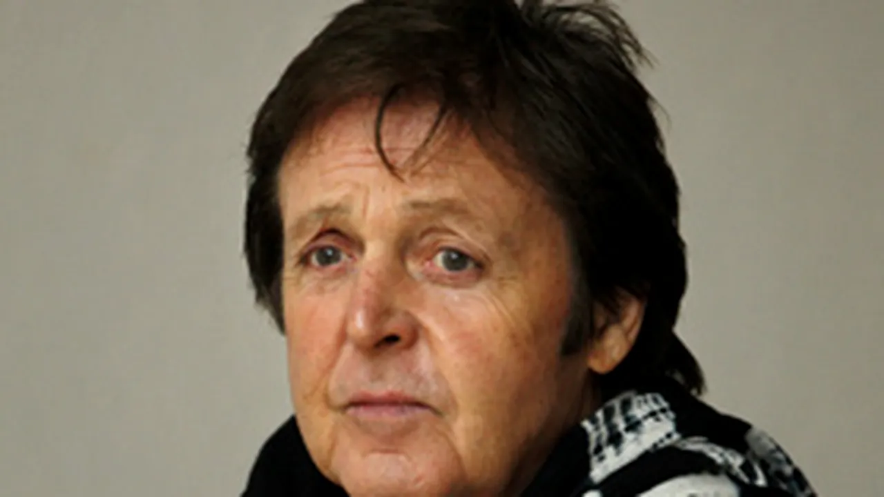 Paul McCartney, printre autorii cărţii 