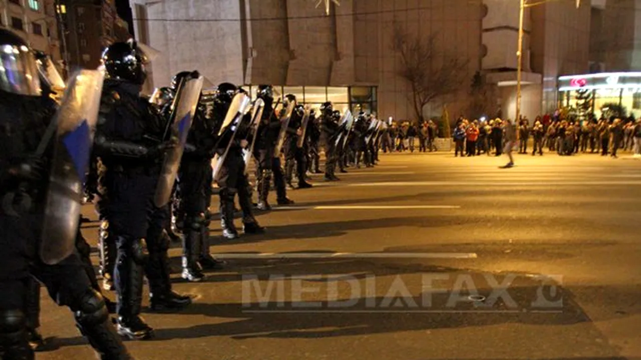 Jandarmii au ridicat 29 de protestatari din Piaţa Universităţii care au aruncat cu obiecte contondente