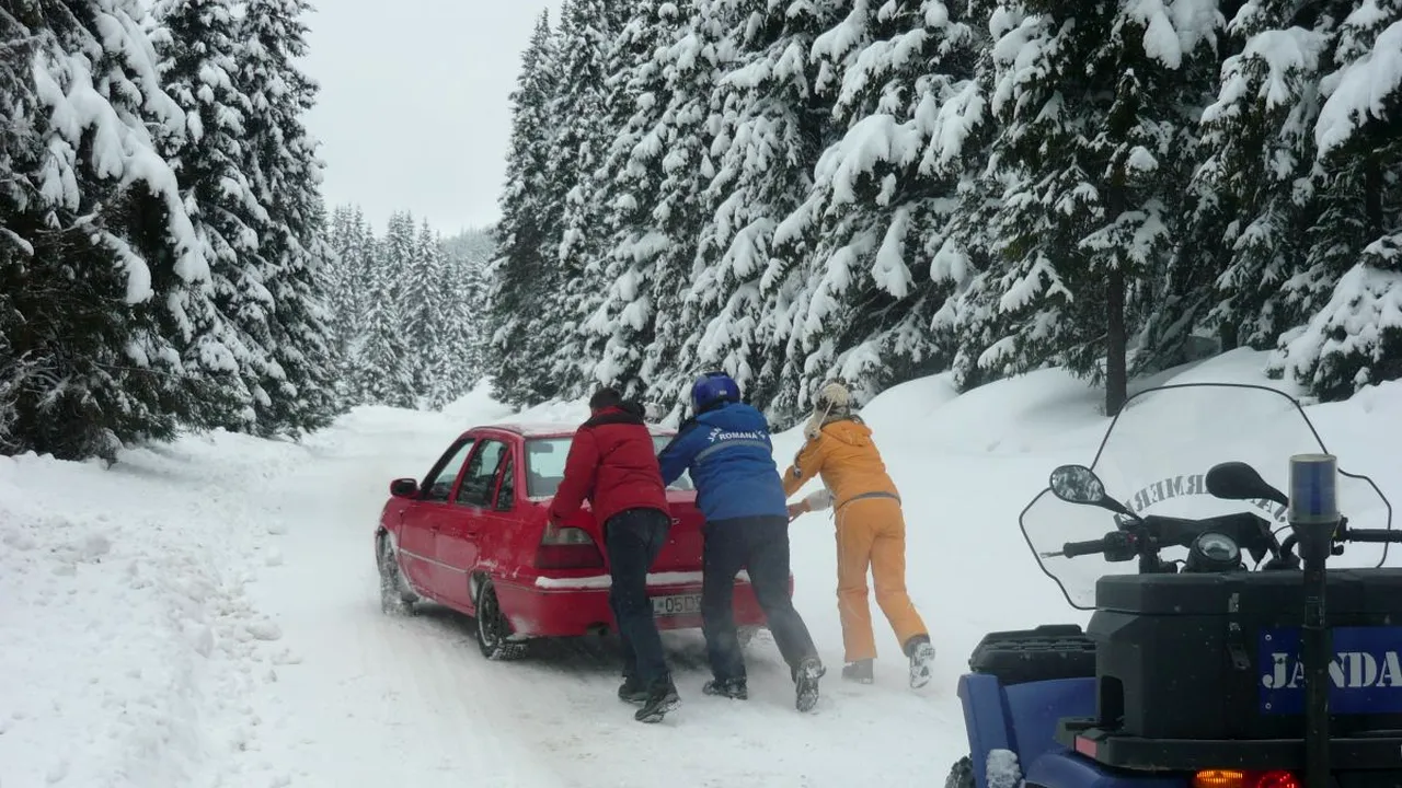 Trafic rutier pe Transalpina în condiţii de iarnă, stratul de zăpadă ajunge la 3 centimetri