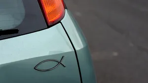 SIMBOLUL întâlnit pe milioane de maşini, dar a cărui semnificaţie este aproape o NECUNOSCUTĂ