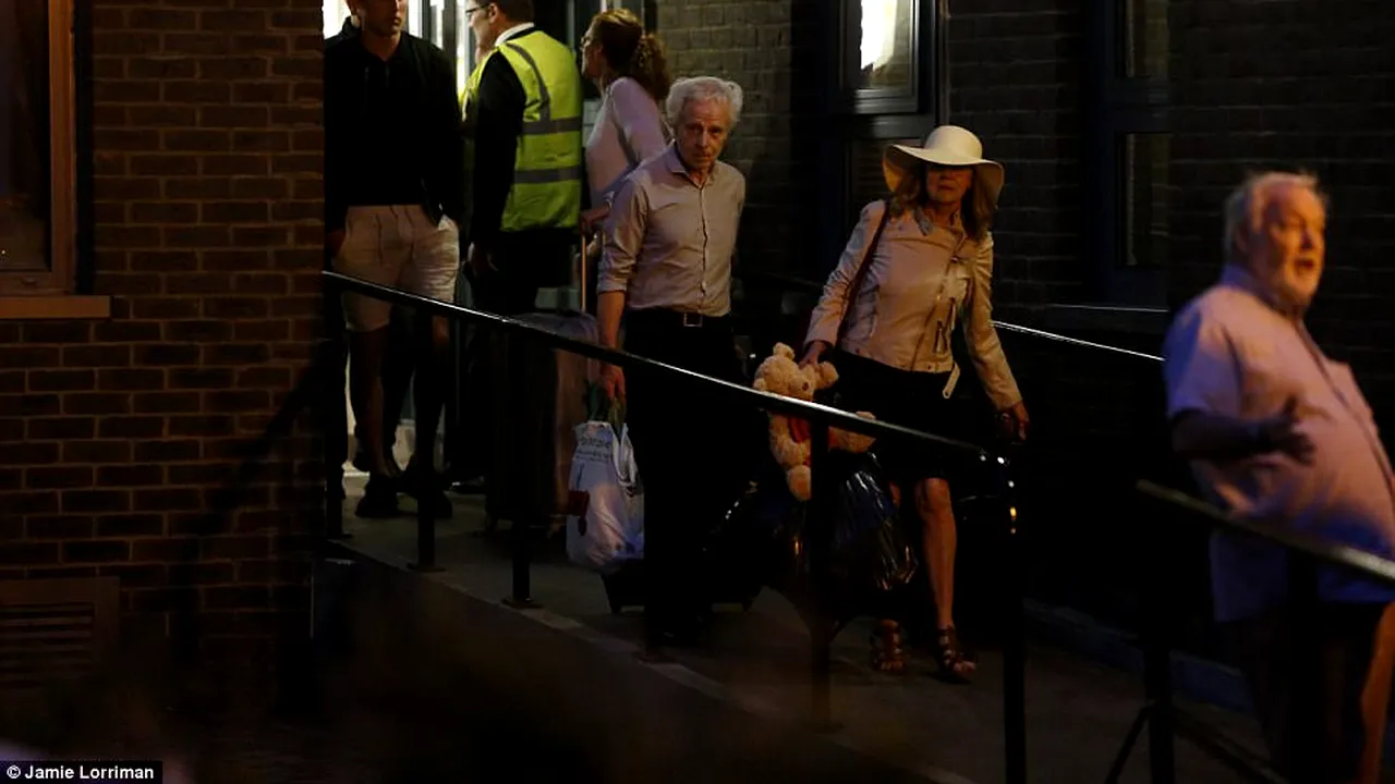 FOTO, VIDEO | Mii de persoane din Londra, EVACUATE din cauza temerilor privind securitatea la incendiu. Pompierii 