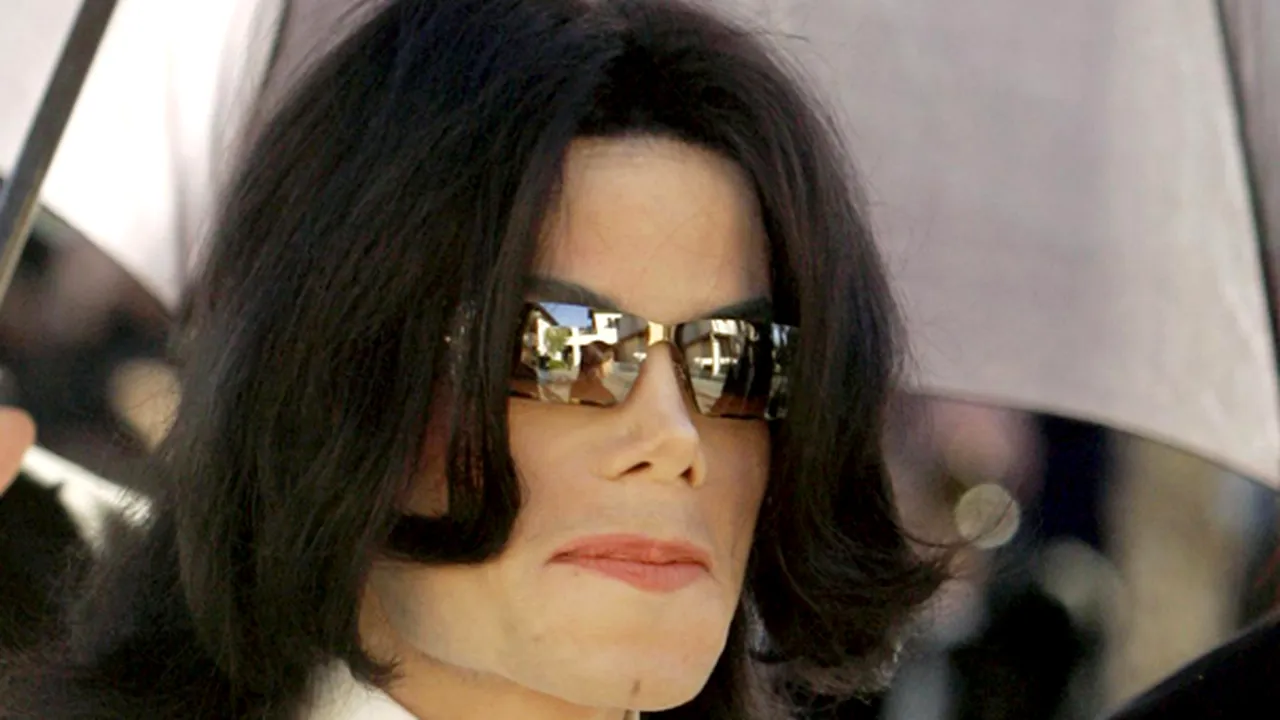 Michael Jackson a avut o relaţie homosexuală cu asistentul unui medic