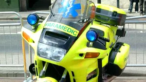 Medici de urgenţă pe motociclete dotate cu defibrilator, echipament de resuscitare şi oxigen