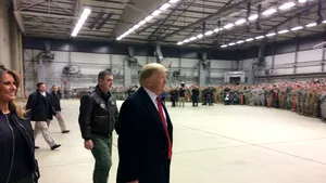 Pe drumul de întoarcere din Irak, Donald Trump şi soţia sa au făcut escală în Germania, la o bază aeriană. Ambele vizite, inopinate - VIDEO