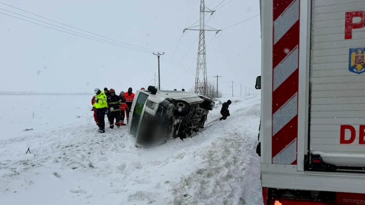 Un microbuz cu 16 persoane s-a răsturnat pe DN5, în Giurgiu. Planul roșu de intervenție, activat