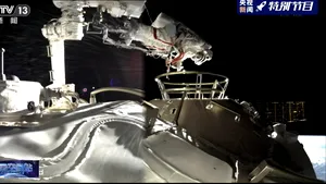 VIDEO Zi de lucru în spaţiu, pentru astronauţii chinezi. Primul „spacewalk” efectuat de Liu Boming şi Tang Hongbo