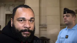 Umoristul francez Dieudonne, plasat în arest preventiv pentru susţinerea terorismului