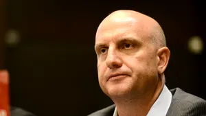 Oamenii de afaceri vor să mărească salariile brute, dacă vor fi mutate contribuţiile la angajaţi