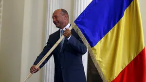 Băsescu doreşte ca la balcoanele şi ferestrele românilor să apară drapelul naţional