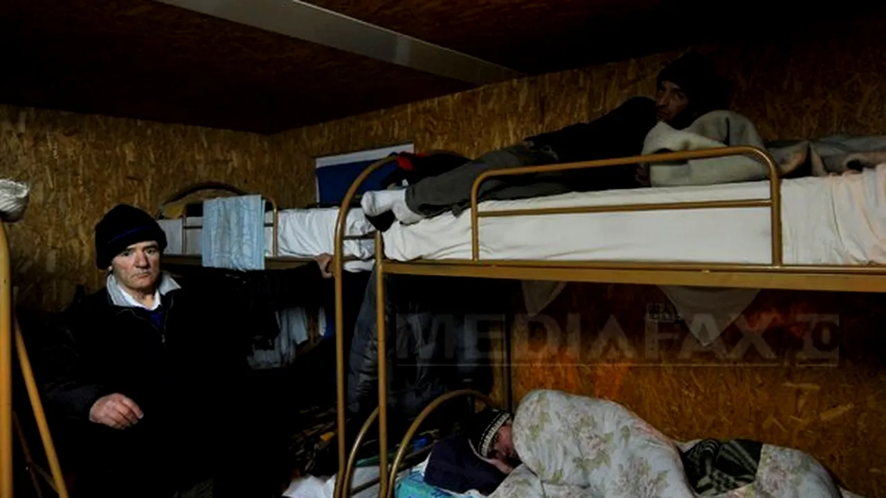 REPORTAJ - Cum au ajuns oamenii străzii în adăposturi: Iz de cizme ude, amintiri, umor şi -15 grade - GALERIE FOTO