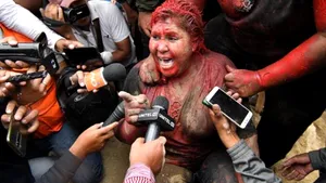Scene şocante în Bolivia. O primăriţă a fost târâtă pe strâzi şi tunsă de protestatarii antiguvernamentali - FOTO, VIDEO