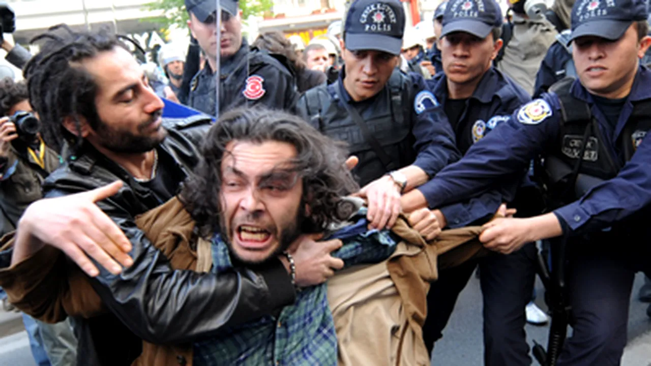 Confruntări între manifestanţi şi poliţie la Istanbul