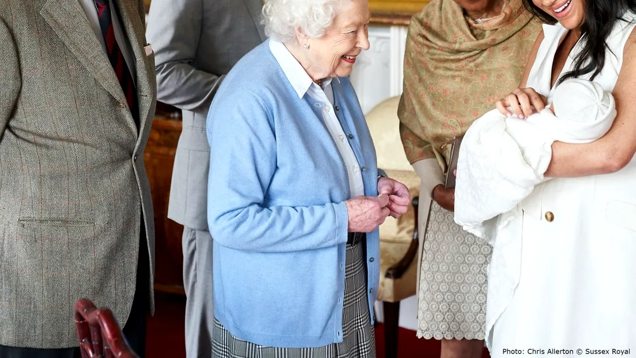 Ce a spus acum? Ironia ce i-a scăpat Reginei Elizabeth, după naşterea prinţului William: 