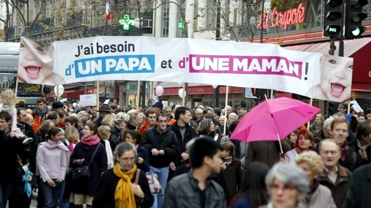 Peste 100.000 de persoane au manifestat împotriva căsătoriei între persoane de acelaşi sex în Franţa - FOTO