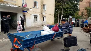 FOTO, VIDEO | 60 de familii de romi din Alba Iulia au fost evacuate cu scandal dintr-un bloc care urmează să fie demolat