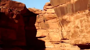 EXPERIENŢĂ plină de ADRENALINĂ. În picaj, cu frânghia, de la peste 120 de metri - VIDEO