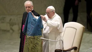 Papa Francisc agită apele: asistăm la neputinţa ONU. Suveranul Pontif le-a fluturat pelerinilor steagul Ucrainei

