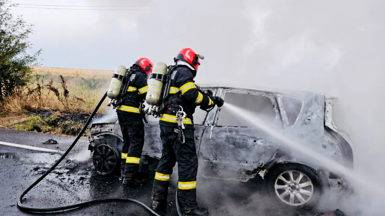 O mașină a luat foc pe DN5. De vină ar fi fost un scurtcircuit