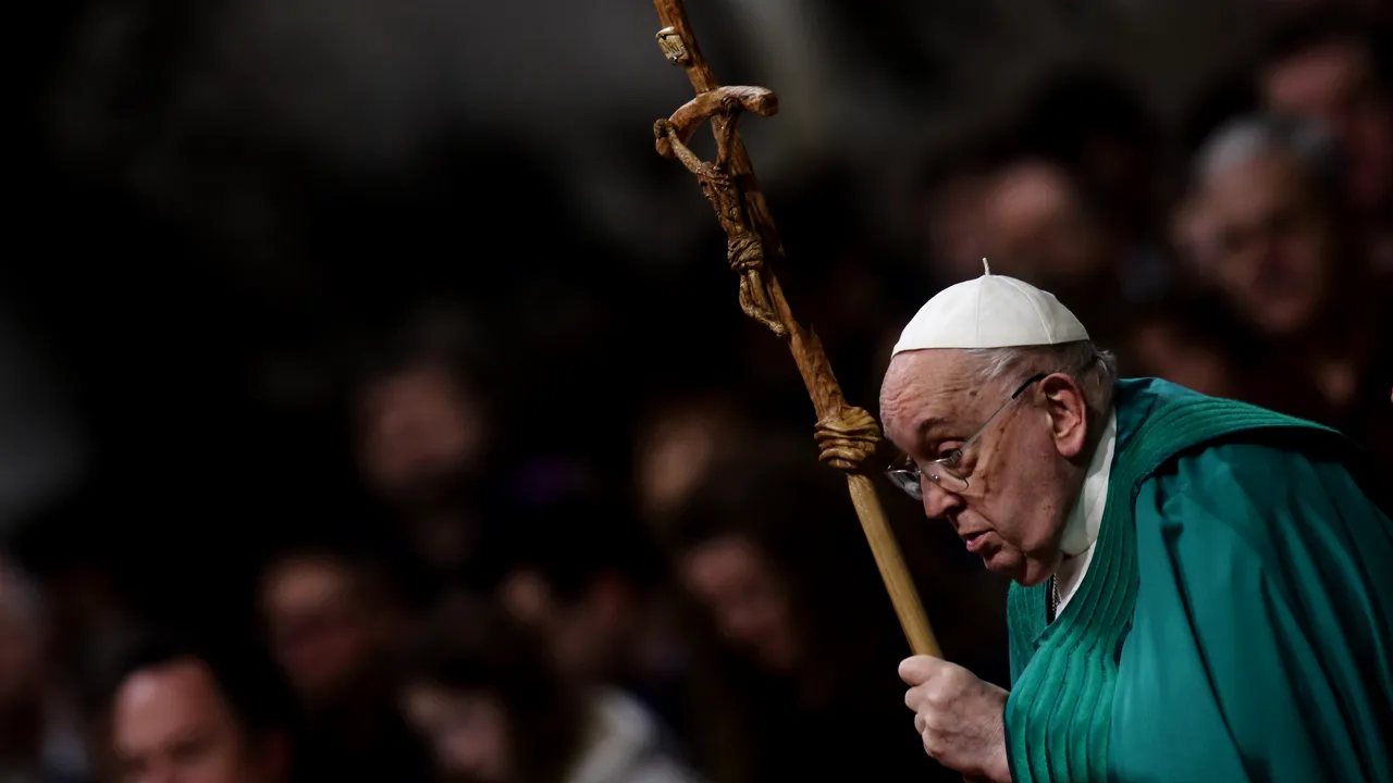 Papa Francisc a fost internat într-un spital din Roma