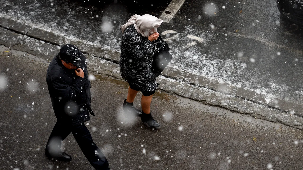 Vremea se schimbă brusc: ninsori în jumătatea de nord şi temperaturi negative în toată România