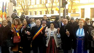 Sute de oameni s-au prins în Hora Unirii în majoritatea oraşelor din ţară / Primarul Emil Boc s-a prins într-o Horă a Unirii în faţa bustului domnitorului Alexandru Ioan Cuza - FOTO, VIDEO