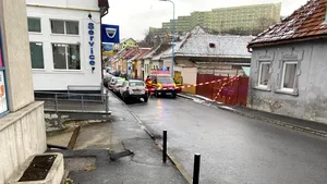 Alertă în Braşov: Explozie sub o şosea din oraş. Degajări mari de fum şi miros înţepător | FOTO
