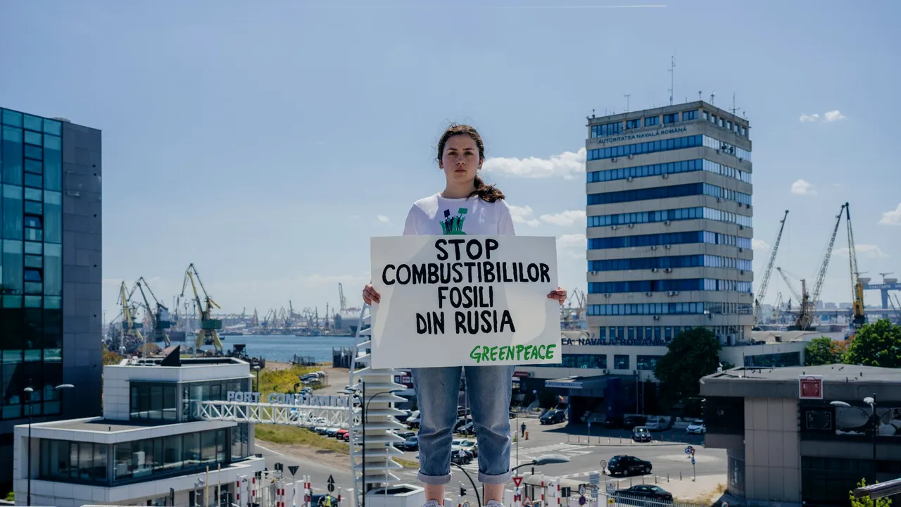 Protest al ecologiştilor în Portul Constanţa, după ce o barjă cu cărbune s-a scufundat / „1.700 de tone de cărbune rusesc s-au scufundat în portul Constanţa, autorităţile se pregătesc pentru un adevărat dezastru ecologic