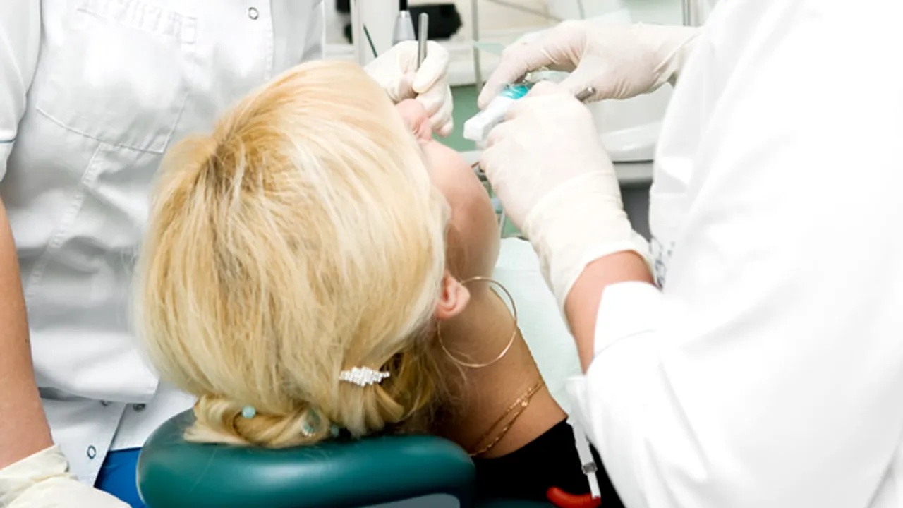 Serviciile de stomatologie devin prea scumpe pentru greci, care caută soluţii mai ieftine în Balcani