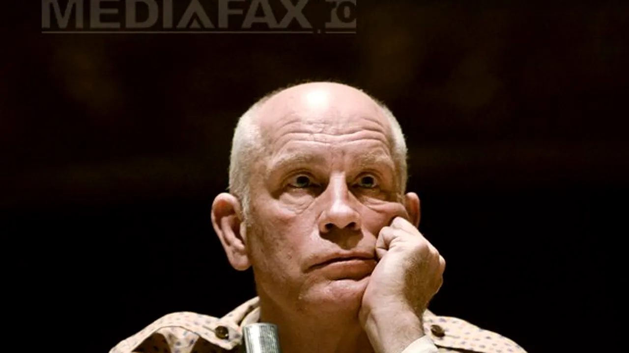 John Malkovich făcea temele colegilor de facultate pe bani