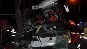 Grav accident de circulaţie în Turcia | Cel puţin 11 oameni au murit şi alţi 46 au fost răniţi, după ce un autobuz plin cu turişti a ieşit de pe şosea şi s-a lovit de copaci