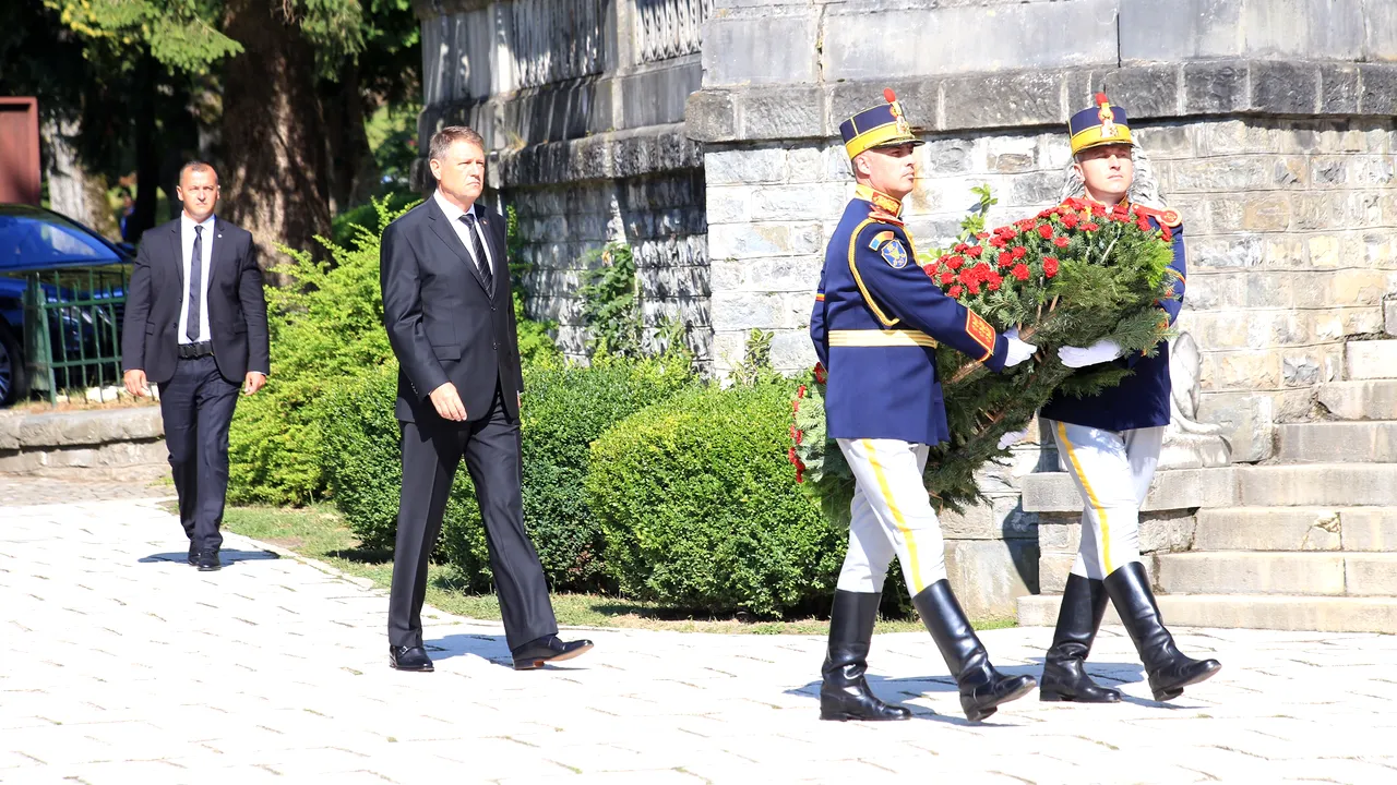 Preşedintele Klaus Iohannis, la Castelul Peleş unde aduce un ultim omagiu Reginei Ana 