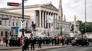 Comisia Europeană lansează procedura de sancţionare a Austriei din cauza alocaţiilor copiilor imigranţilor/ REACŢIA Vienei