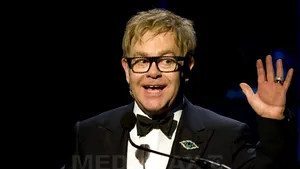 Elton John a devenit tătic