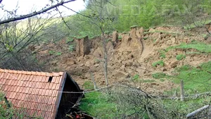 Prima daună plătită de PAID: 9.000 de euro pentru o casă din judeţul Iaşi, distrusă de o alunecare de teren