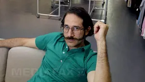 Fondatorul American Apparel, acuzat că şi-a obligat o angajată să întreţină acte sexuale cu el