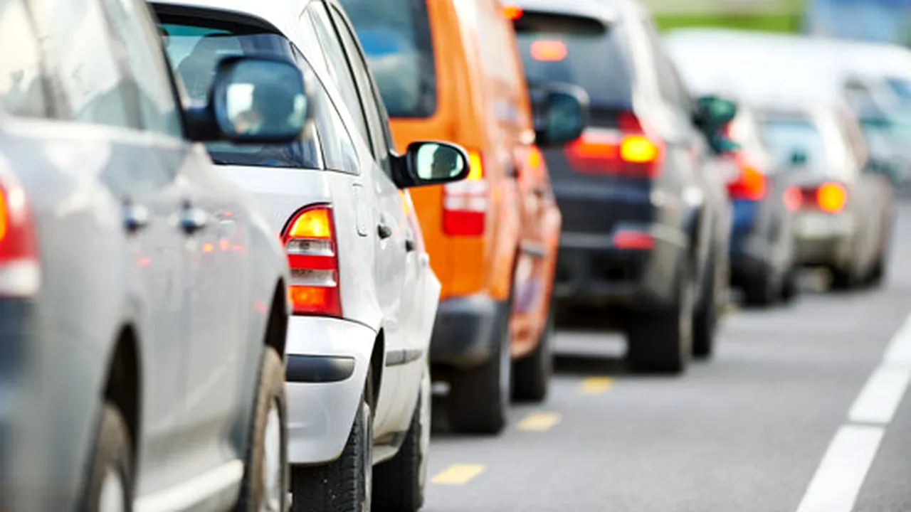 Accident violent pe DN2: O maşină a fost proiectată pe contrasens/ Două persoane, rănite 